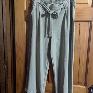 Tie-Waist Capris L